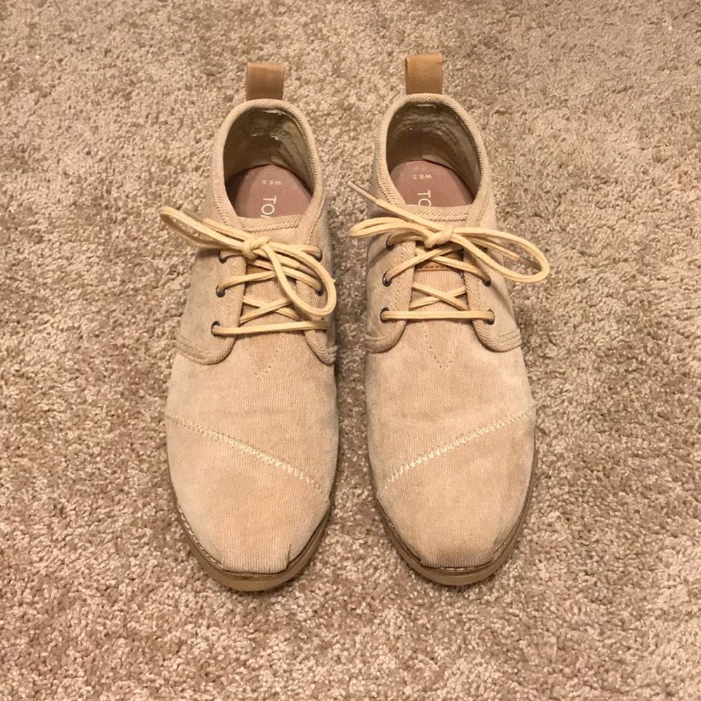 Women’s lace up Toms